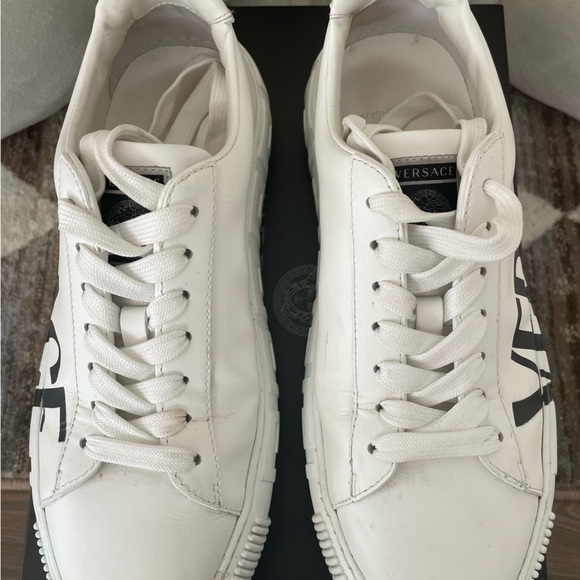 Versace, Men’s Logo Leather - Picture 2 of 11